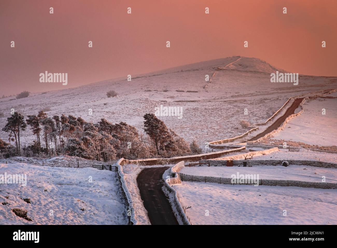 Coucher de soleil d'hiver sur Cats Tor depuis Windcollect Rocks, près de Kettleshulme, Parc national de Peak District, Cheshire, Angleterre, Royaume-Uni, Europe Banque D'Images