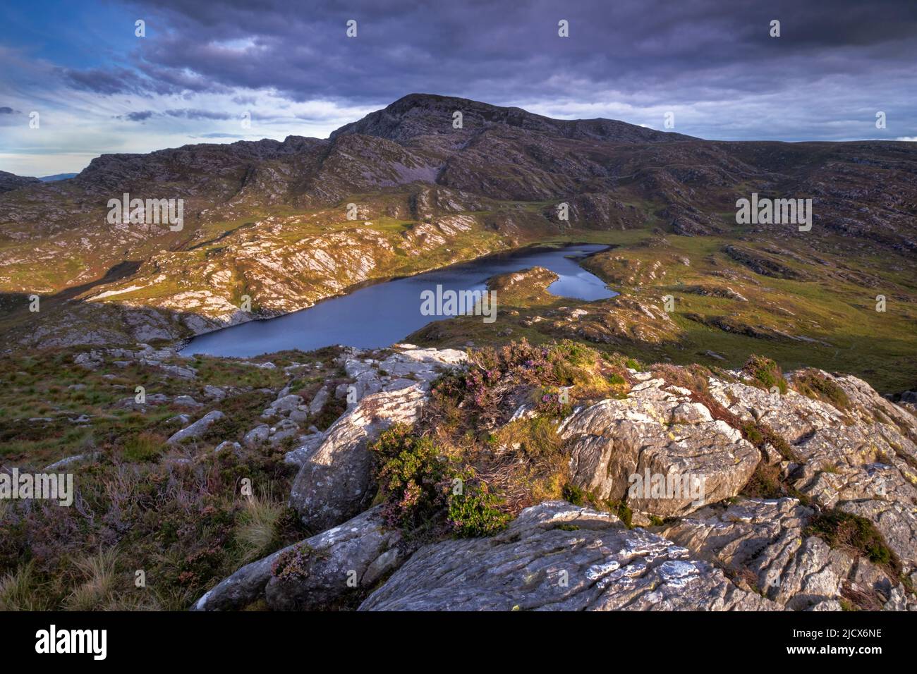 Gloyw Lyn Lake et Rhinog Fawr, The Rhinogydd (Rhinogydd), Snowdonia National Park, pays de Galles du Nord, Royaume-Uni, Europe Banque D'Images