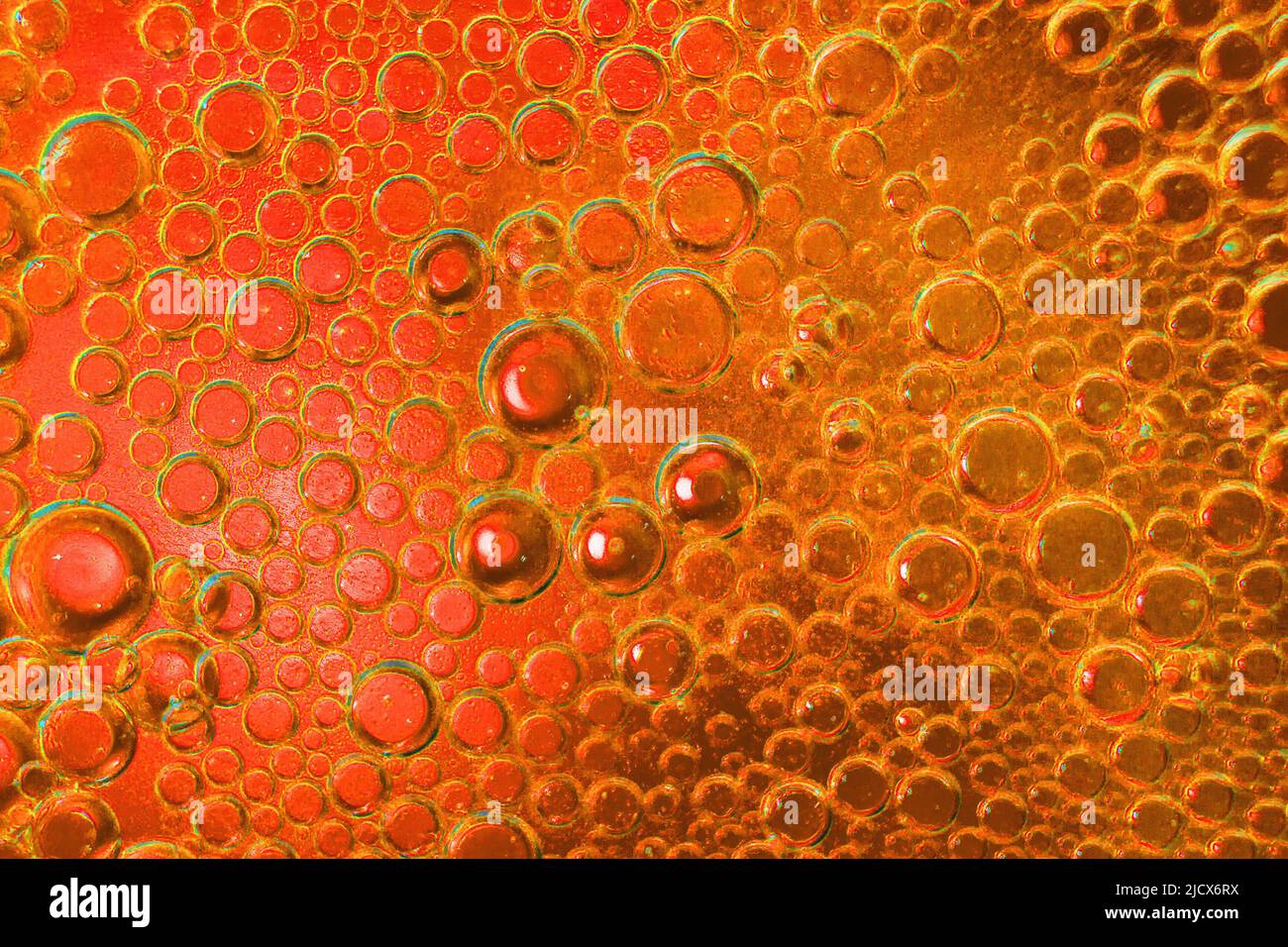 résumé fond orange clair avec des cercles d'huile . bulles d'eau gros plan . bulles d'huile dans la macro d'eau. bulles d'huile dans le fond Banque D'Images