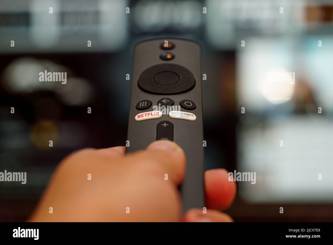 30 septembre 2021 Eskisehir Turquie. Télécommande main-d'homme avec netflix et amazon Prime boutons dessus avec faible profondeur de champ Banque D'Images