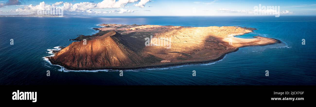 Vue aérienne de l'îlot volcanique préservé d'Isla de Lobos, Corralejo, Océan Atlantique, Fuerteventura, Iles Canaries, Espagne, Atlantique, Europe Banque D'Images