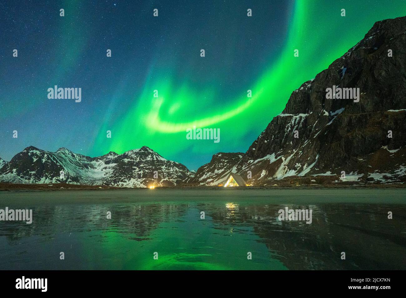 Igloo en verre sur la plage de Skagsanden sous l'aurore boréale (aurores  boréales), Flakstad, îles Lofoten, Norvège, Scandinavie, Europe Photo Stock  - Alamy