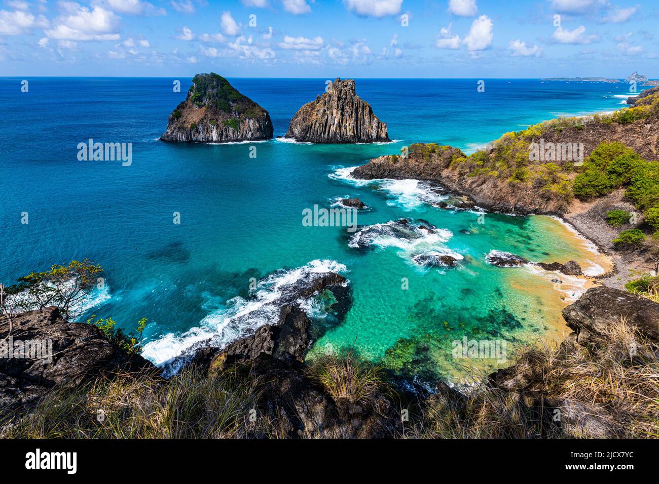Eau turquoise autour des rochers des deux Frères, Fernando de Noronha, site classé au patrimoine mondial de l'UNESCO, Brésil, Amérique du Sud Banque D'Images