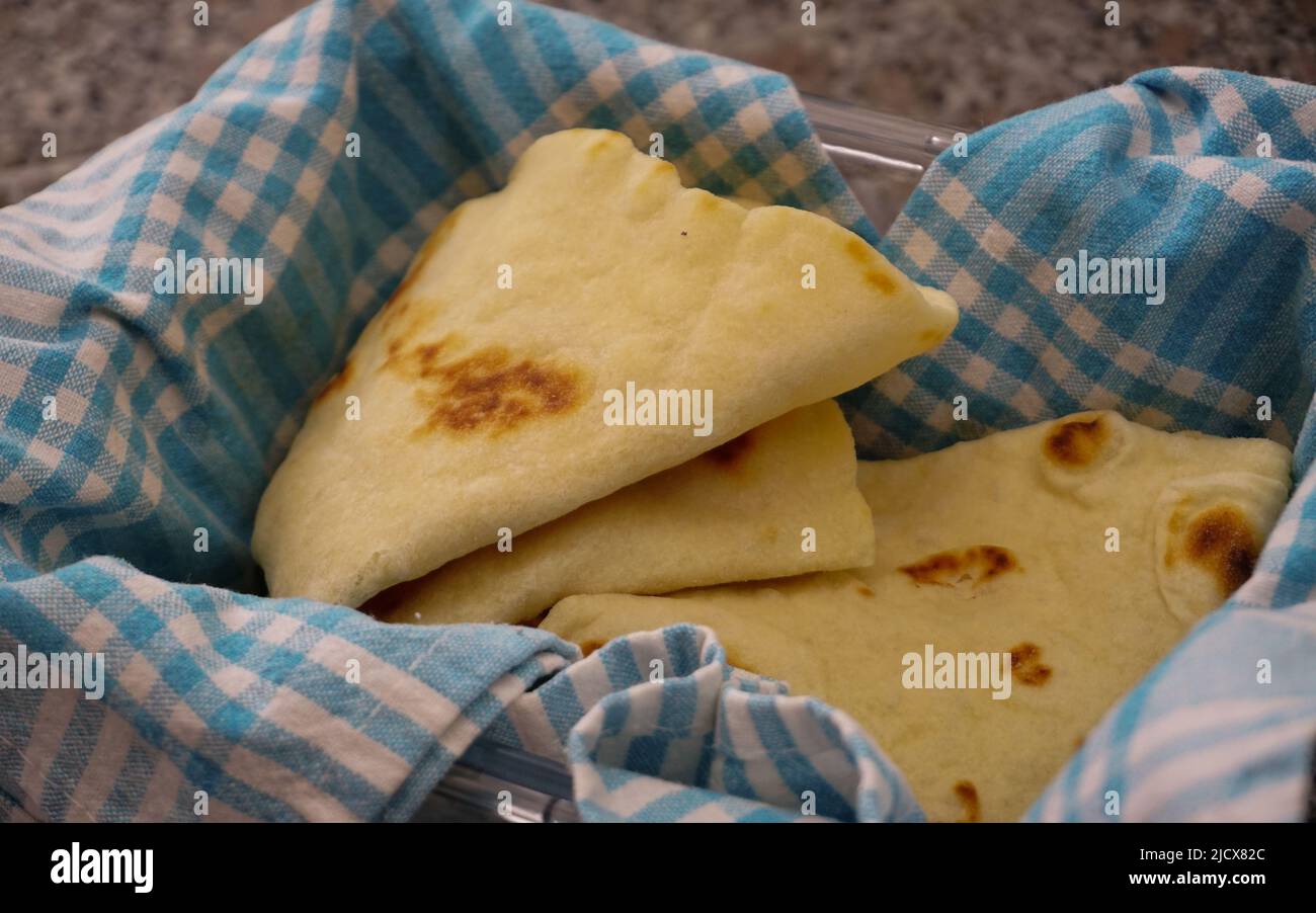 Pain de lave-glace fait à la main et petit-déjeuner turc sur une table en bois Banque D'Images