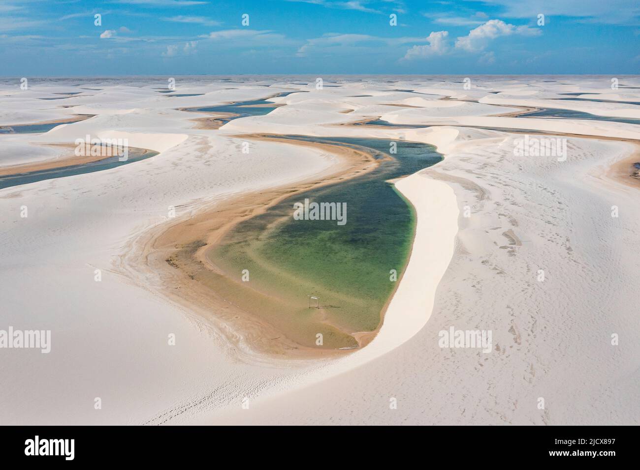 Vue aérienne de lacs d'eau douce entre d'énormes dunes de sable dans le parc national de Lencois Maranhenses, Maranhao, Brésil, Amérique du Sud Banque D'Images