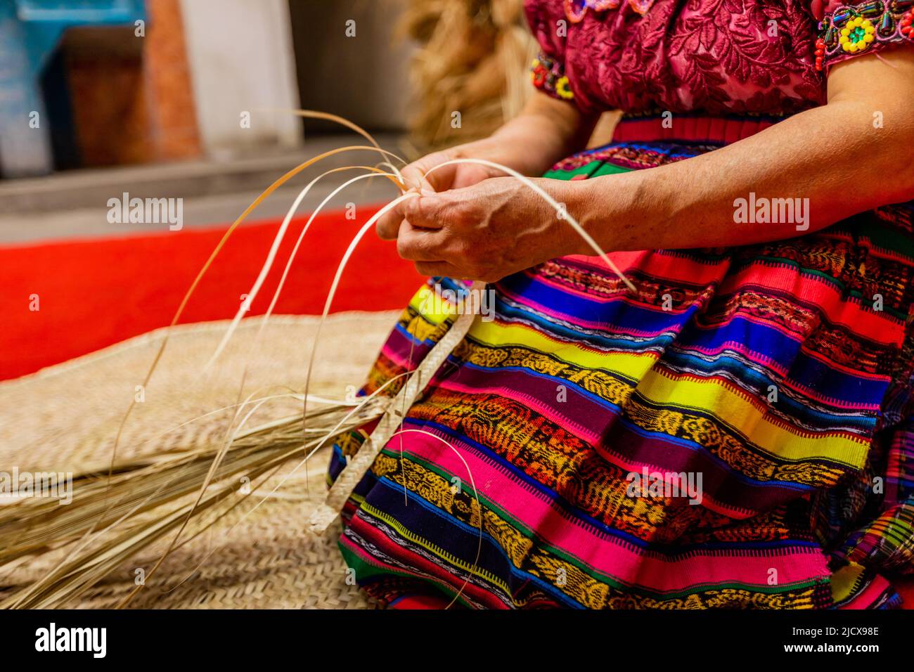 K'iche artisans tissage de chapeaux de paille, Guatemala, Amérique centrale Banque D'Images