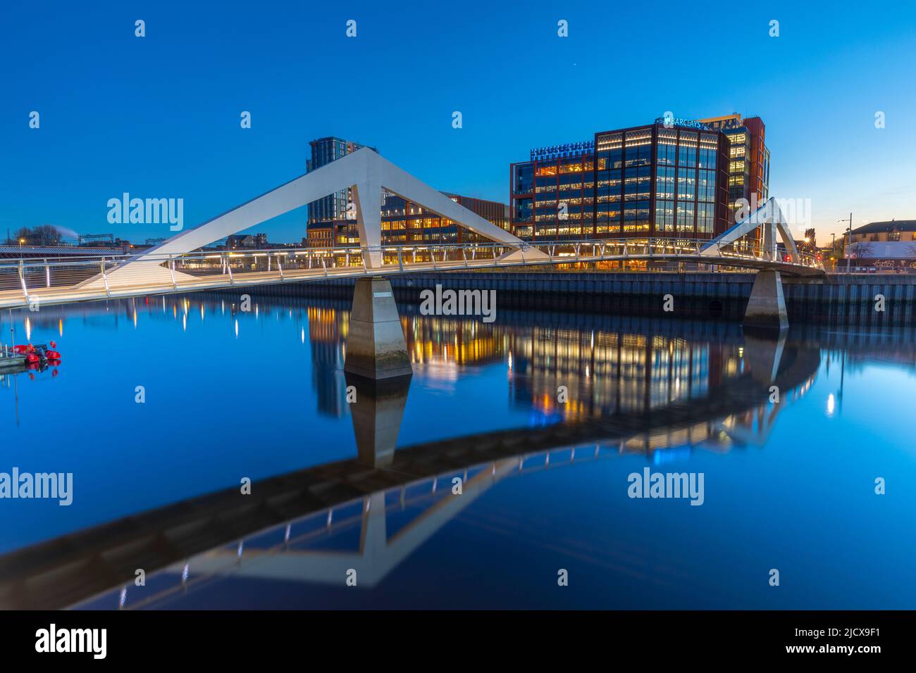 Pont Tradeston (squigly), campus de Barclays, River Clyde, Glasgow, Écosse, Royaume-Uni, Europe Banque D'Images