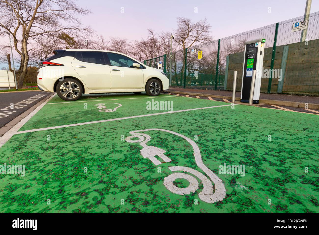 Point de recharge pour voiture électrique et place de parking, Glasgow, Écosse, Royaume-Uni, Europe Banque D'Images