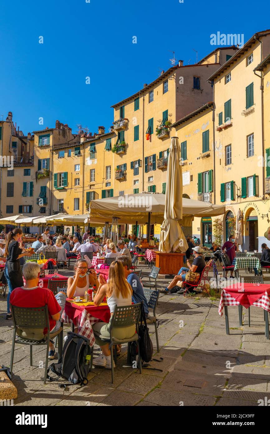 Manger et boire à l'extérieur, Piazza dell'Anfiteatro, Lucca, Toscane, Italie, Europe Banque D'Images