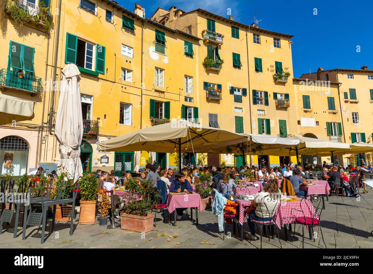 Manger et boire à l'extérieur, Piazza dell'Anfiteatro, Lucca, Toscane, Italie, Europe Banque D'Images