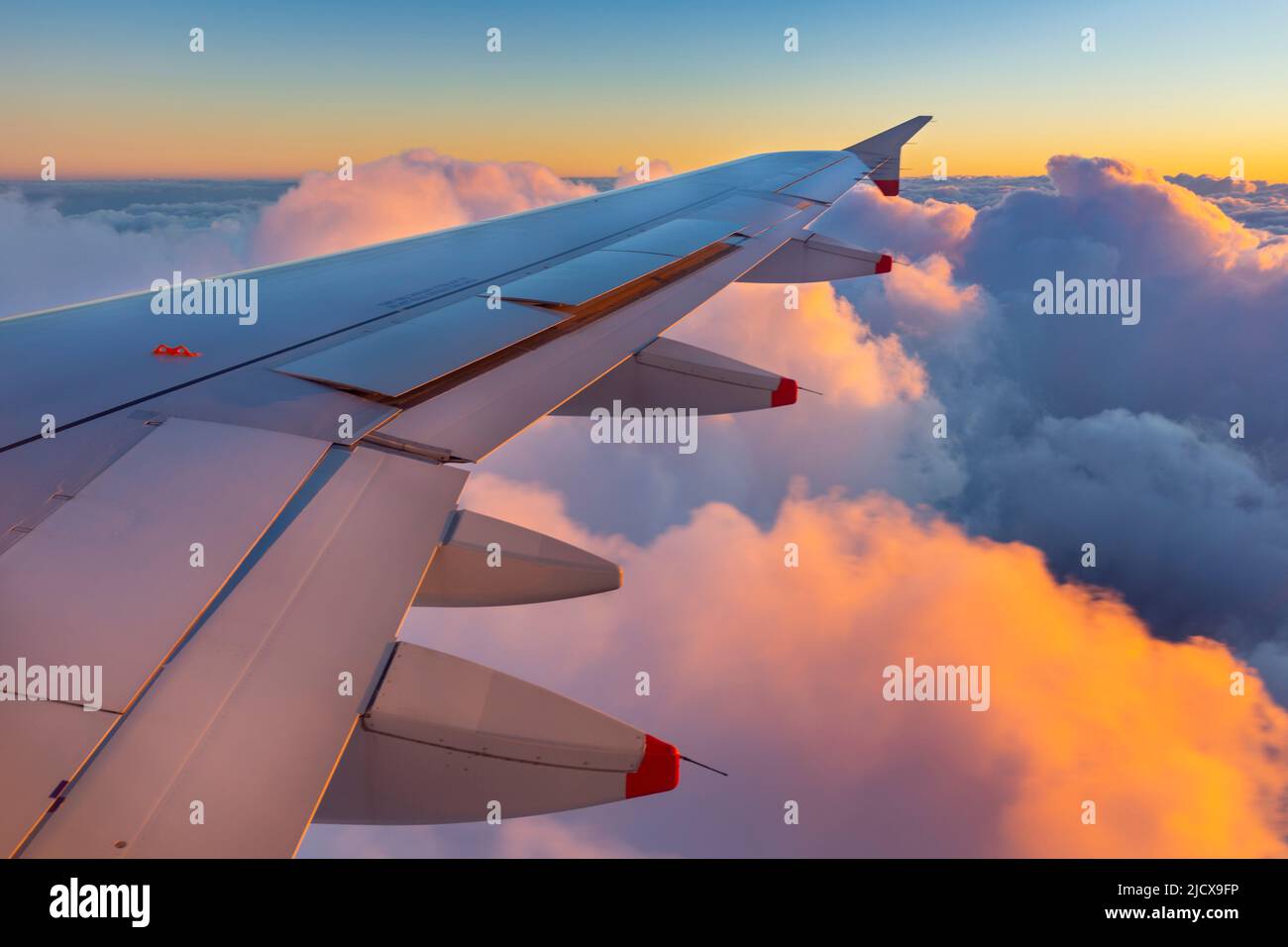 Aile d'avion au coucher du soleil sur les nuages, Italie, Europe Banque D'Images