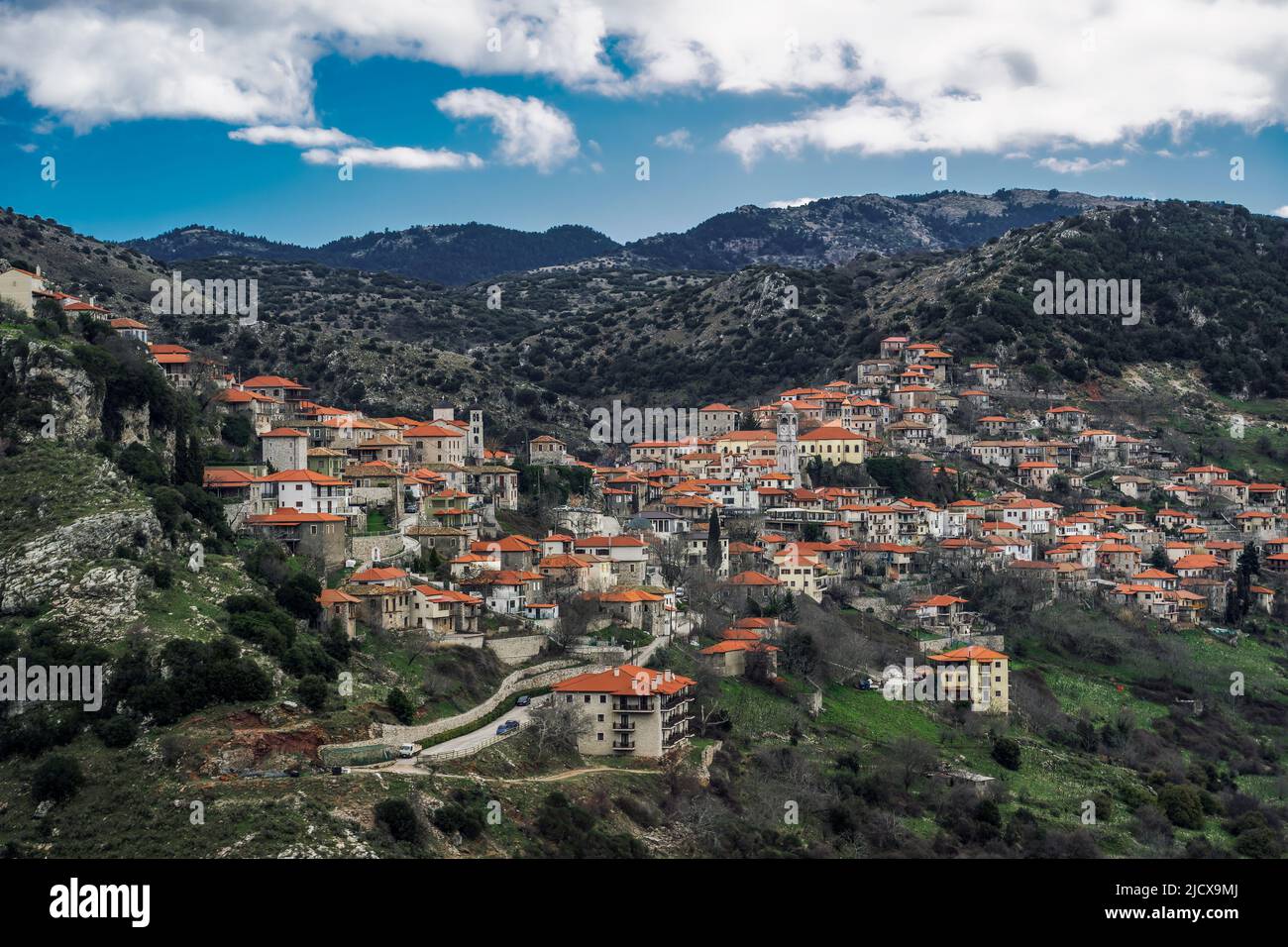 Village grec vue sur la montagne avec des maisons traditionnelles de faible hauteur avec tuiles rouges de toit à Dimitsana, Arcadia, Péloponnèse, Grèce, Europe Banque D'Images