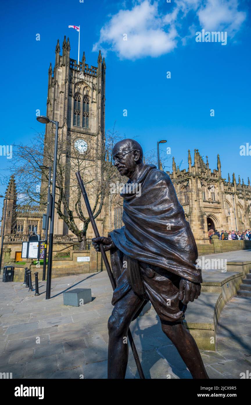 Statue du Mahatma Gandhi et cathédrale de Manchester, Manchester, Angleterre, Royaume-Uni, Europe Banque D'Images