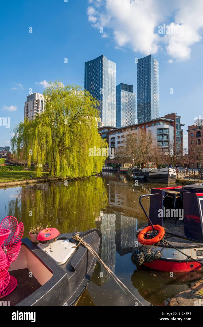 Des gratte-ciels se reflètent à Castlefield Basin, Manchester, Angleterre, Royaume-Uni, Europe Banque D'Images