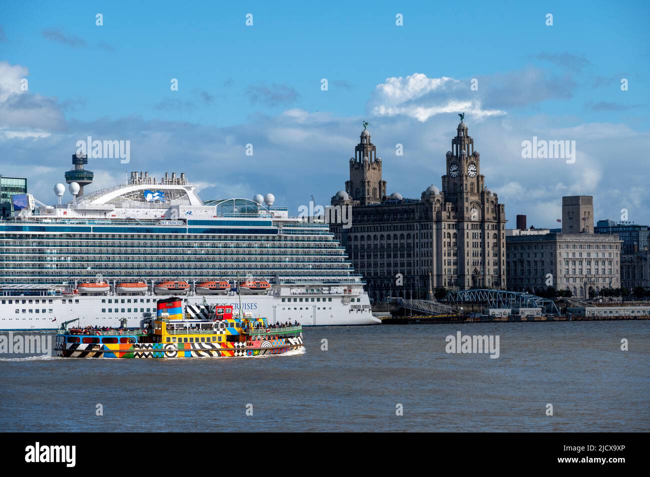 The Liver Building avec navire de croisière et ferry Mersey, Liverpool, Merseyside, Angleterre, Royaume-Uni, Europe Banque D'Images