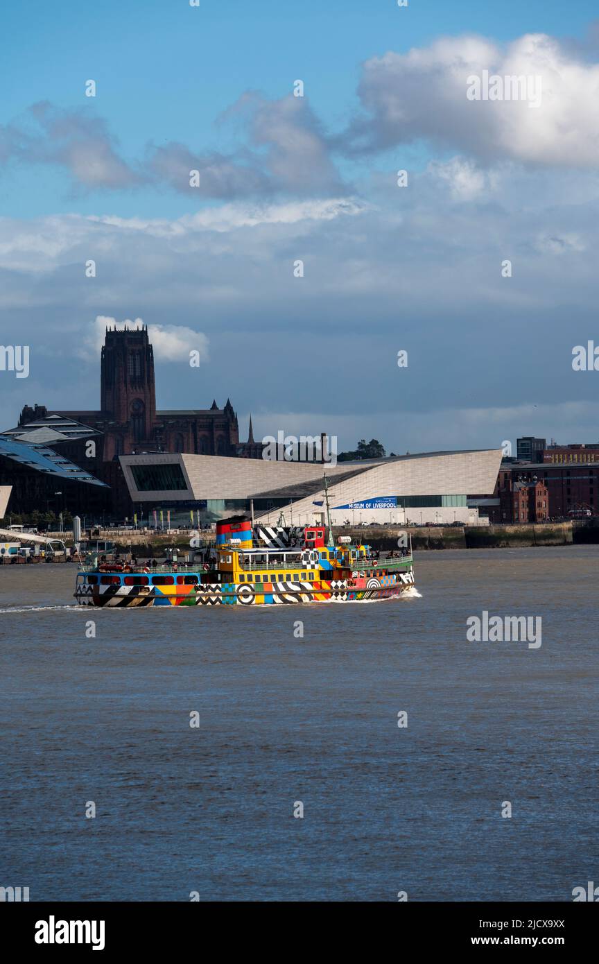 Le musée de Liverpool avec le ferry Mersey, Liverpool, Merseyside, Angleterre, Royaume-Uni, Europe Banque D'Images