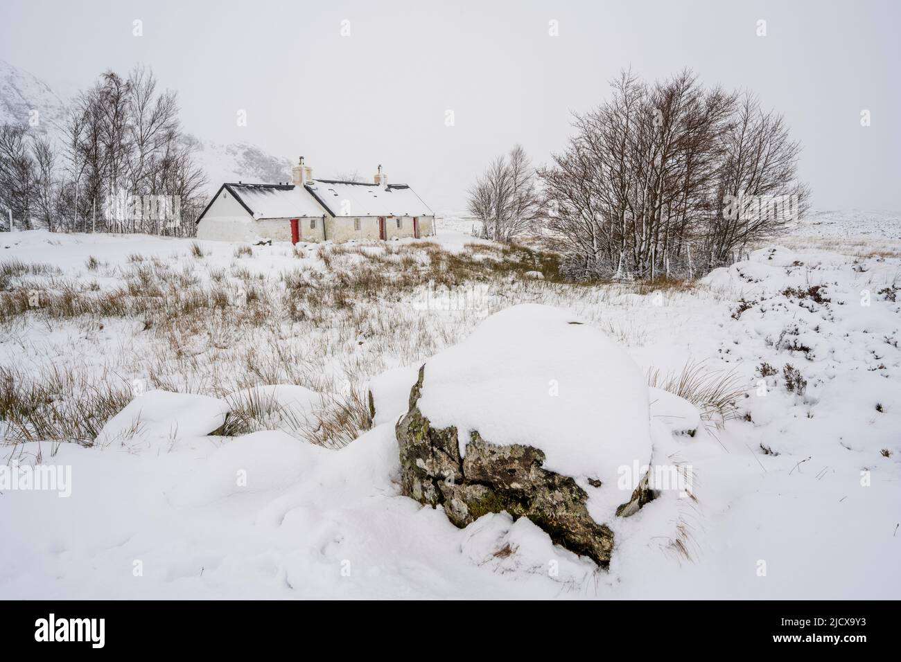 Black Rock Cottages in Snow, Rannoch Moor, Glencoe, Highland region, Ecosse, Royaume-Uni, Europe Banque D'Images