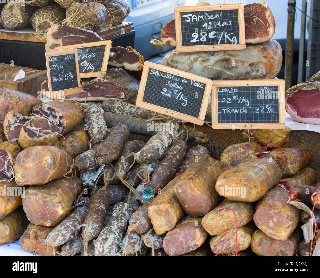 Sélection de saucisses et de jambons corses à vendre sur le marché en plein air de la place Foch, Ajaccio, Corse-du-Sud, Corse, France, Méditerranée, Europe Banque D'Images