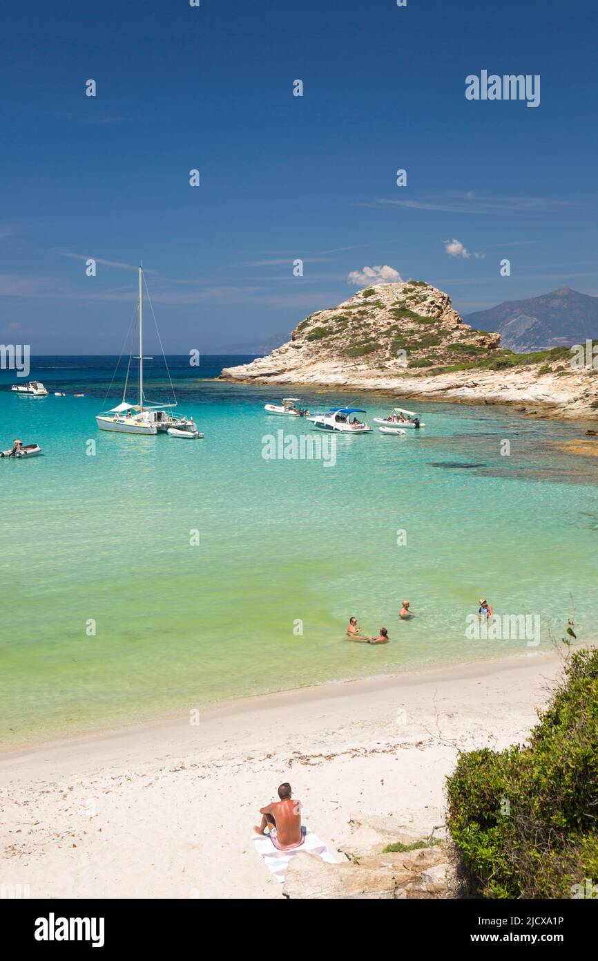 Touristes se détendant dans les eaux turquoise peu profondes au large de la Plage du petit Loto, St-Florent, haute-Corse, Corse, France, Méditerranée, Europe Banque D'Images