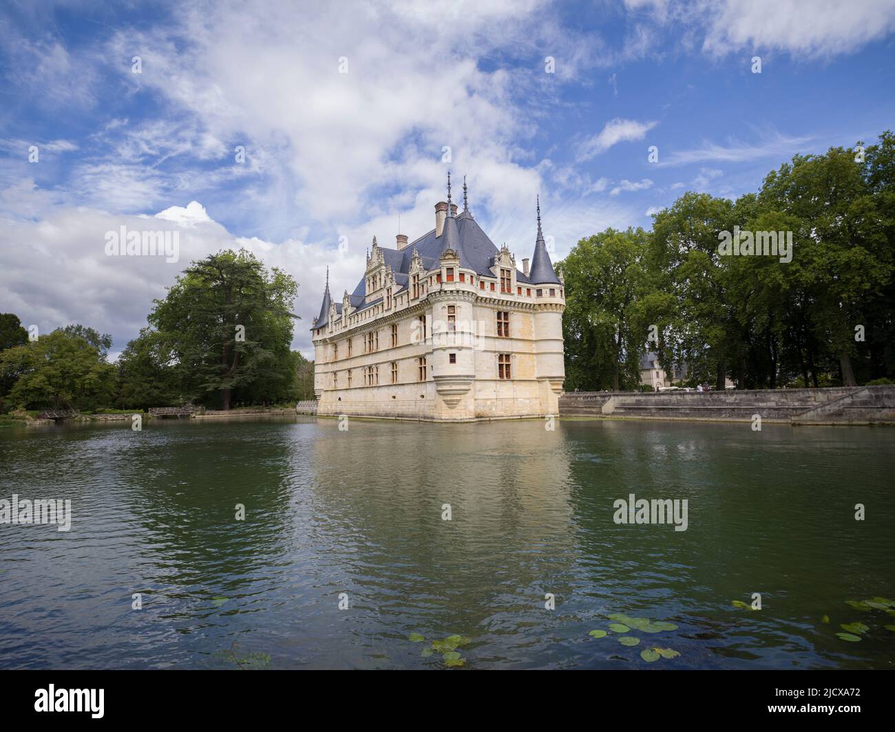 Château d'Azay-le-Rideau réfléchi dans le lac par une journée ensoleillée avec des nuages, site du patrimoine mondial de l'UNESCO, Azay-le-Rideau, Indre et Loire, Centre-Val de Loire Banque D'Images