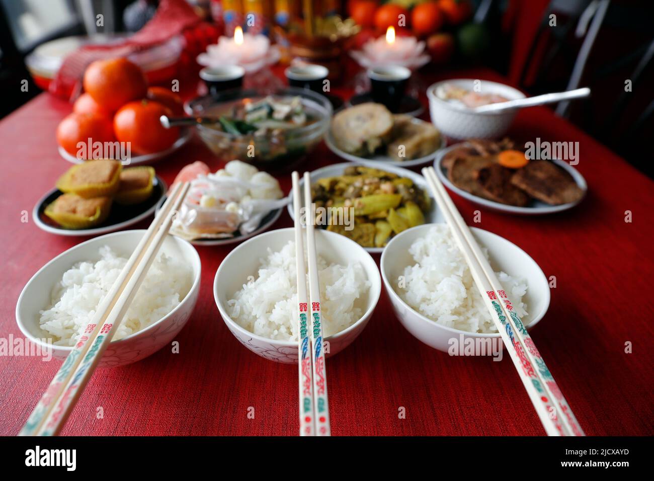 Nouvel an lunaire chinois, fête de la Tet vietnamienne, nourriture et offrandes sur table, religion à la maison, haute Savoie, France, Europe Banque D'Images