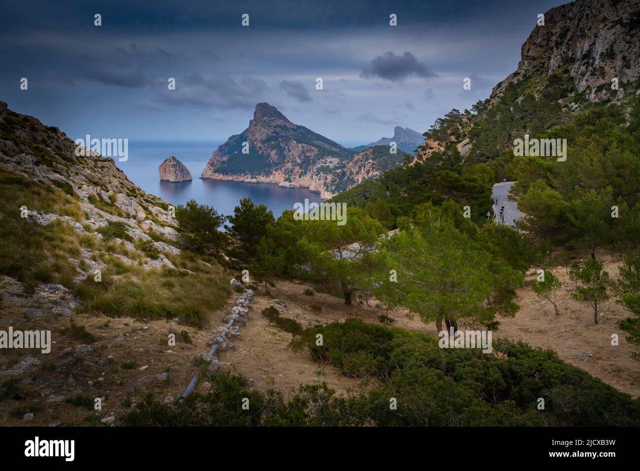 Vue des cyclistes sur la route de Cap Formentor depuis le point de vue de Mirador es Colomer, Pollenca, Majorque, Iles Baléares, Espagne, Méditerranée, Europe Banque D'Images
