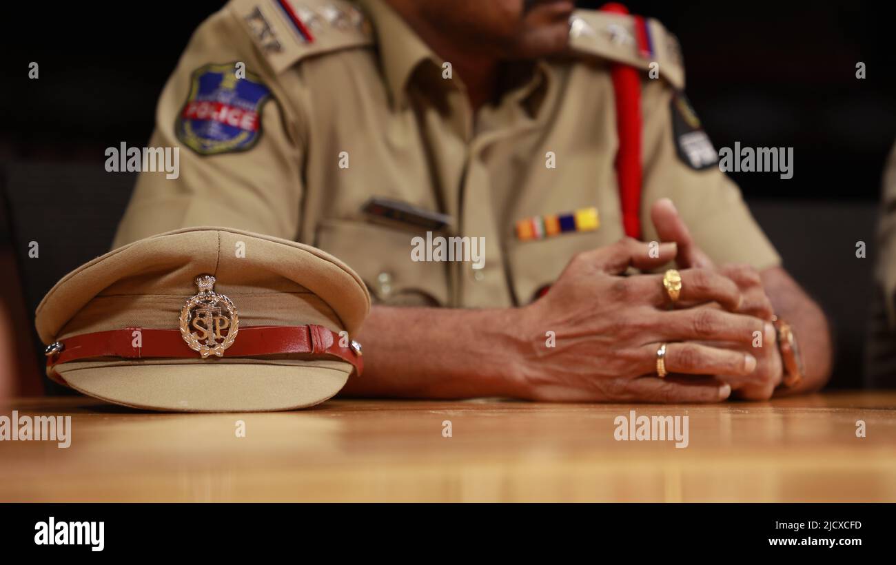 Chapeau de police indien sur la table Banque D'Images