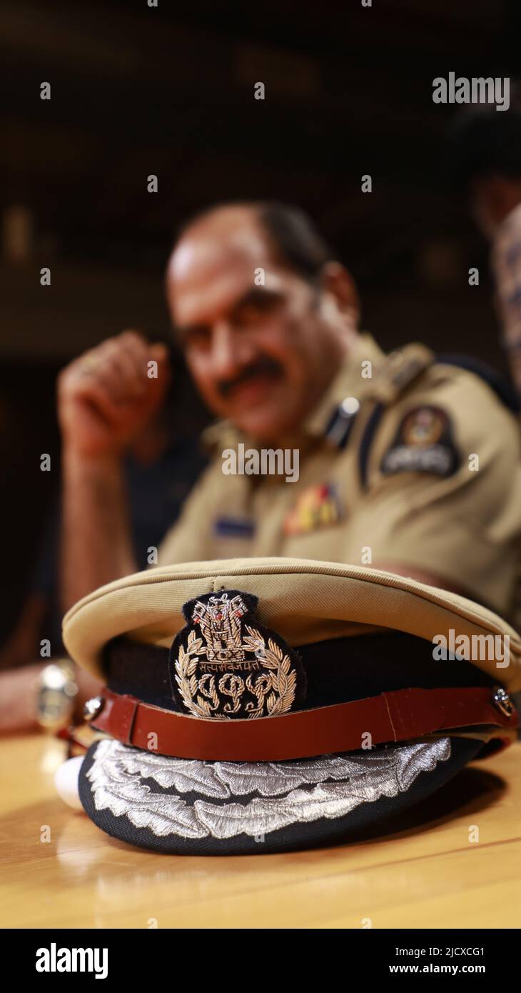 Chapeau de police indien sur la table Banque D'Images