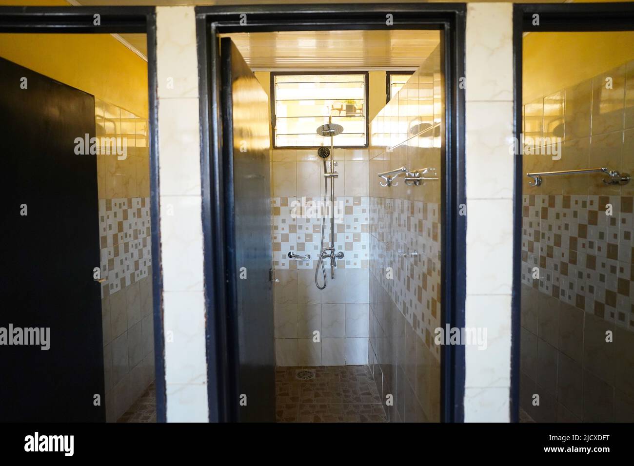 Douches communautaires à l'auberge Hope à Kigali, Rwanda, où les migrants resteront après leur arrivée du Royaume-Uni sur un vol d'expulsion. Date de la photo: Jeudi 16 juin 2022. Banque D'Images