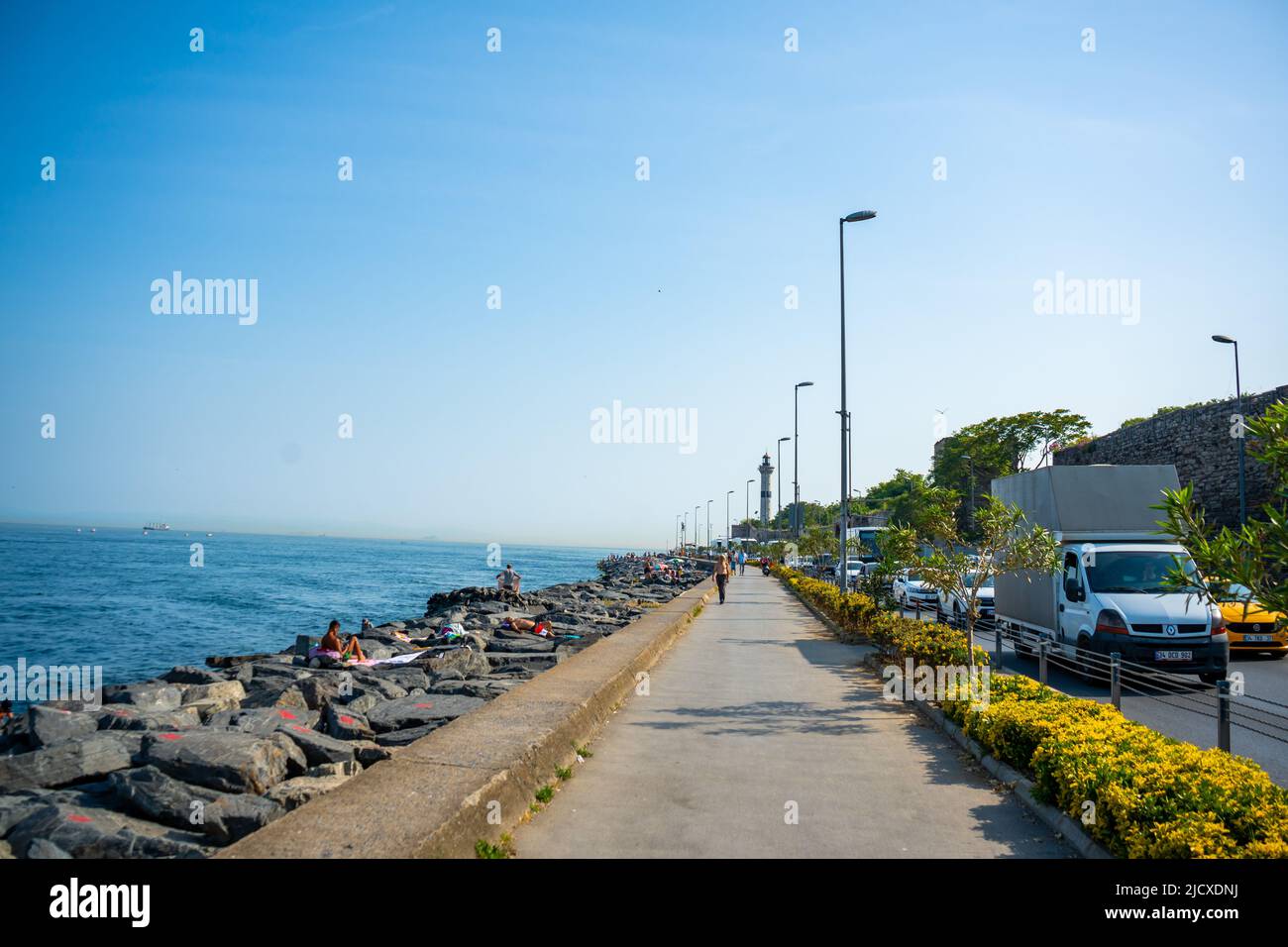 Istanbul, Turquie - 28 mai 2022: Gens sur le remblai de pierre d'Istanbul dans la soirée. Côte de la mer de Marmara, Istanbul, Turquie Banque D'Images