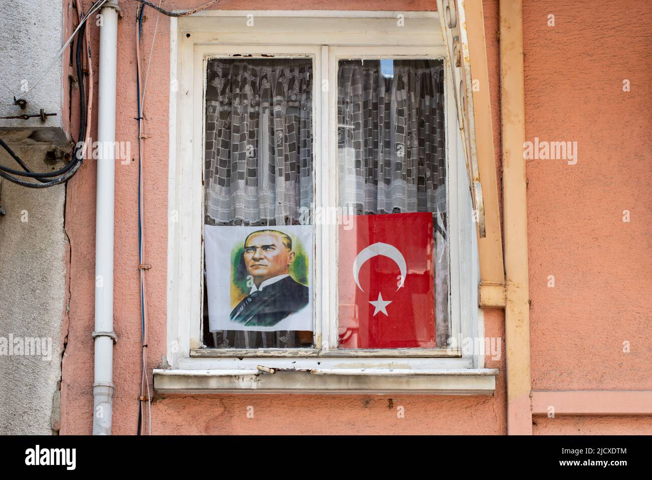 Portrait Ataturk et drapeau turc dans la fenêtre de l'appartement, Istanbul, Turquie - 2022 Banque D'Images