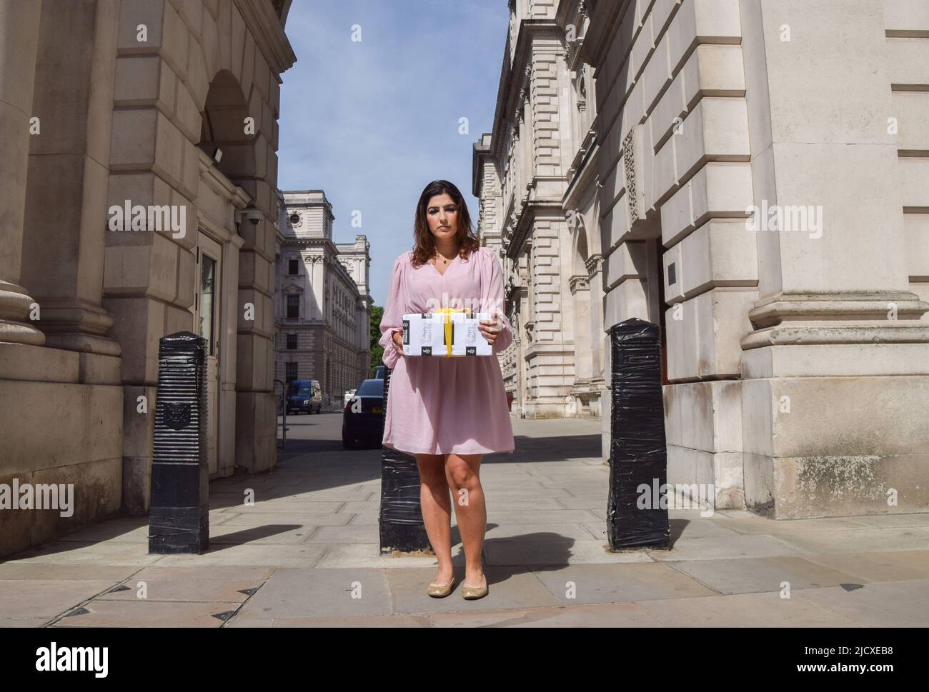 Londres, Royaume-Uni. 16th juin 2022. Roxanne Tahbaz et Amnesty International ont remis une carte de fête des pères et un cadeau au Bureau des affaires étrangères, du Commonwealth et du développement, en demandant qu'ils soient envoyés à son père, Morad Tahbaz, et ont appelé le gouvernement britannique à redoubler d'efforts pour le ramener chez lui. Morad, un conservateur de la faune sauvage et un ressortissant américain et britannique ayant une origine familiale iranienne, a été arbitrairement emprisonné en Iran pendant plus de quatre ans. Credit: Vuk Valcic/Alamy Live News Banque D'Images