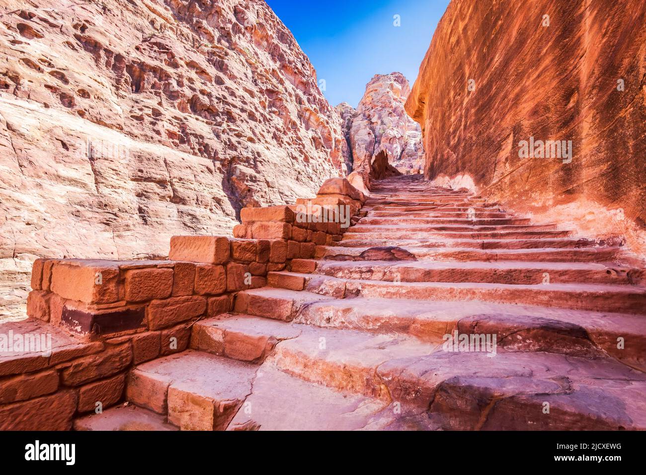 Petra, Jordanie - ancienne capitale du royaume nabatéen, actuelle ville de Wadi Musa dans le Royaume jordanien. Des marches rocheuses pour voir le point de vue sur le Trésor. Banque D'Images