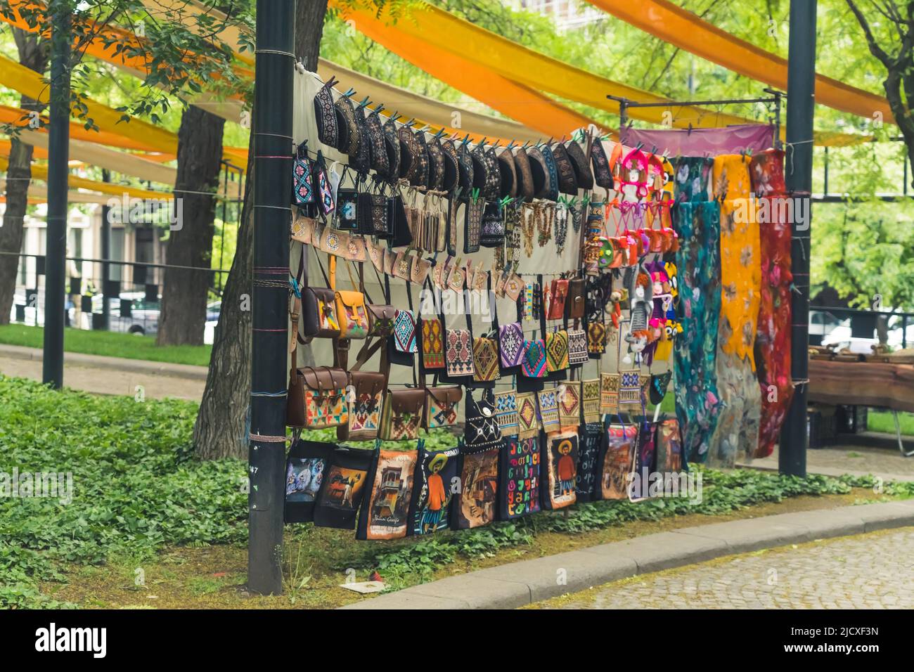 18.05.2022. Tbilissi, Géorgie. Chapeaux, sacs et autres choses avec ornements géorgiens à vendre dans la rue. Photo de haute qualité Banque D'Images