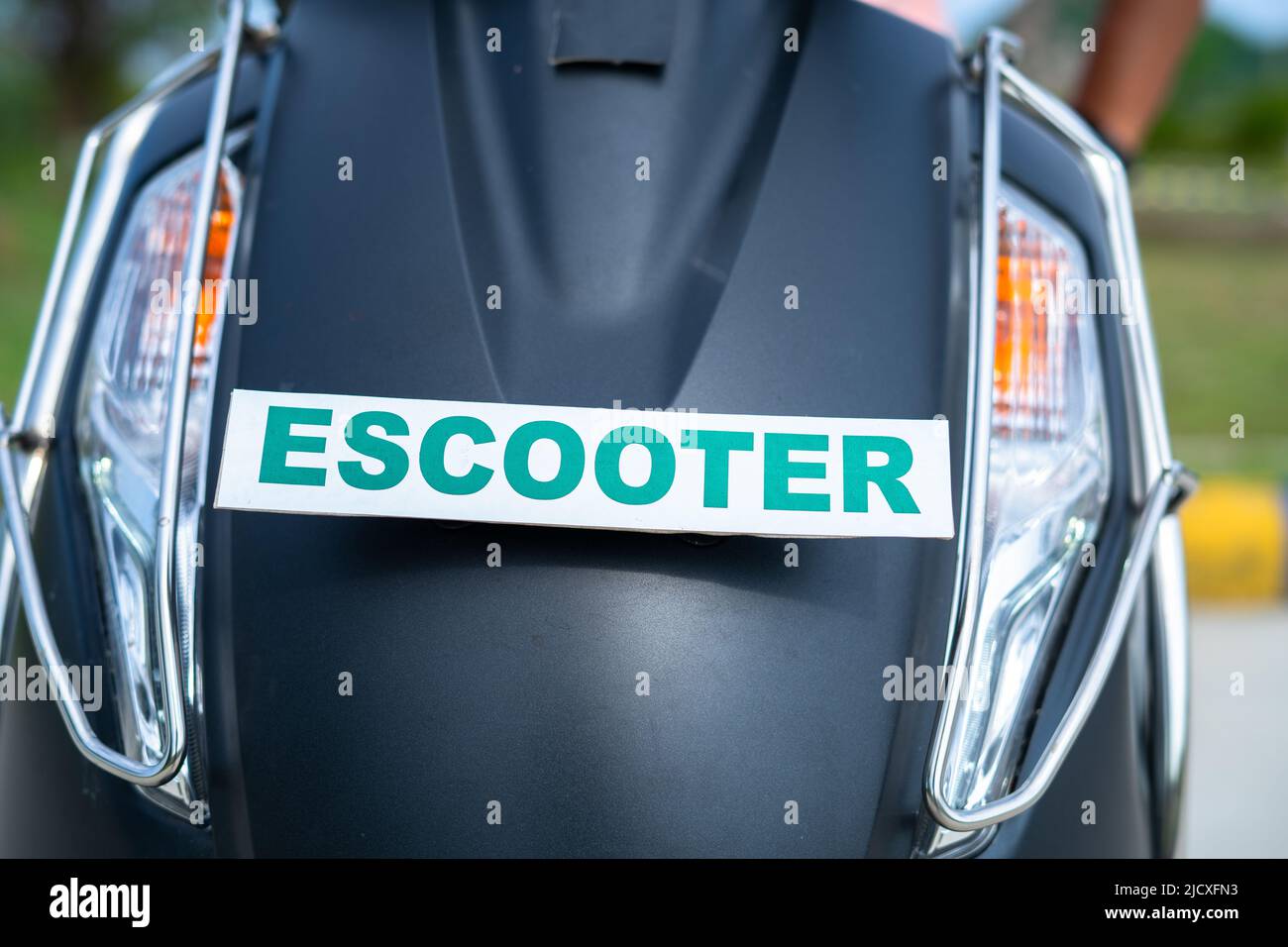 Vue avant du scooter électrique avec panneau d'escooter - concept d'énergie verte, zéro émission et transport Banque D'Images Vue avant du scooter électrique avec panneau d'escooter - concept d'énergie verte, zéro émission et transport Banque D'Images
