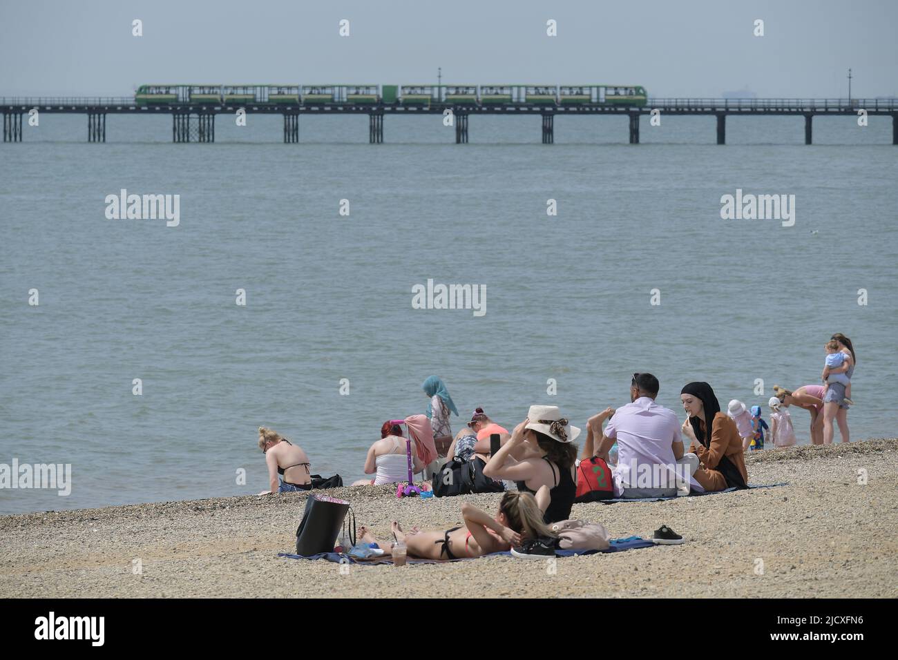 Southend-on-Sea Essex, Royaume-Uni. 16th juin 2022. Les amateurs de soleil se prélasser du soleil chaud tandis que le célèbre train Southend Pier se rend jusqu'à Pier Head. Les gens se rendent à la ville côtière de Southend on Sea pour profiter au maximum du temps extrêmement chaud qui traverse le sud de l'Angleterre où les températures devraient atteindre plus de 30c dans les prochains jours. Crédit : MARTIN DALTON/Alay Live News Banque D'Images