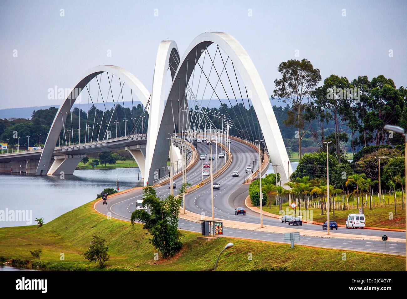 Brésil, Brasilia de l'autre côté du lac est ce pont, fait par l'architecte Chan et appelé pont JK après l'ancien président Juscelino Kubitschek. Banque D'Images
