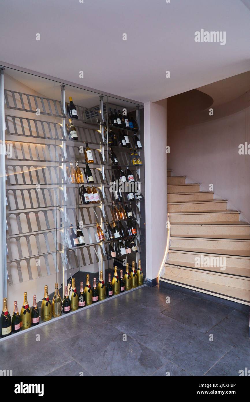 Escalier en colimaçon et un rack avec vin Banque D'Images