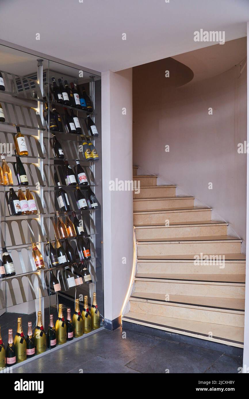 Escalier en colimaçon et un rack avec vin Banque D'Images