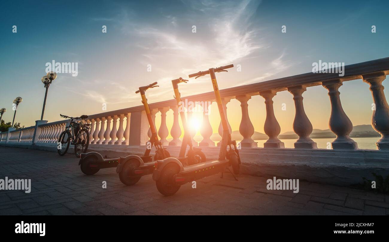 Voitures ECO scooters électriques sur le parking. E-scooters prêts à la location. Banque D'Images