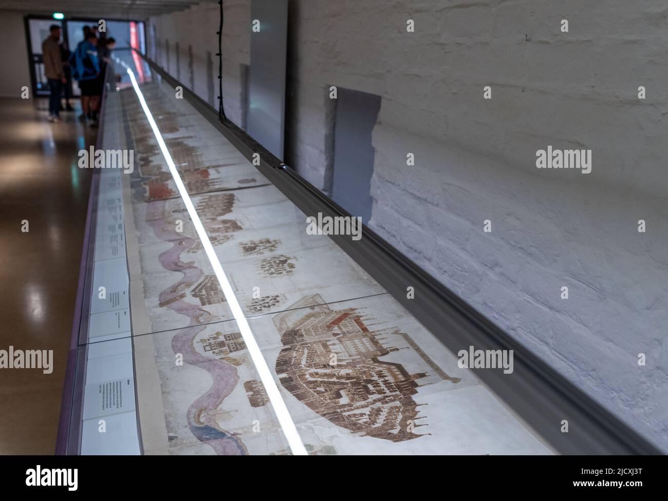 Rostock, Allemagne. 16th juin 2022. Après une restauration complète, le rouleau de 19 mètres de long de Vicke Schorler est à nouveau exposé pour la première fois au Musée d'Histoire culturelle. Le défilement de l'image de l'épicier et artiste de Rostock, Vicke Schorler, vieux de plus de 444 ans, est rarement montré. Pour la première fois en douze ans, la vue historique de la ville de 19 mètres sera présentée pendant une semaine. La vue de Rostock est très sensible à la lumière en raison de son âge et est donc rarement présentée. Credit: Jens Büttner/dpa/Alay Live News Banque D'Images