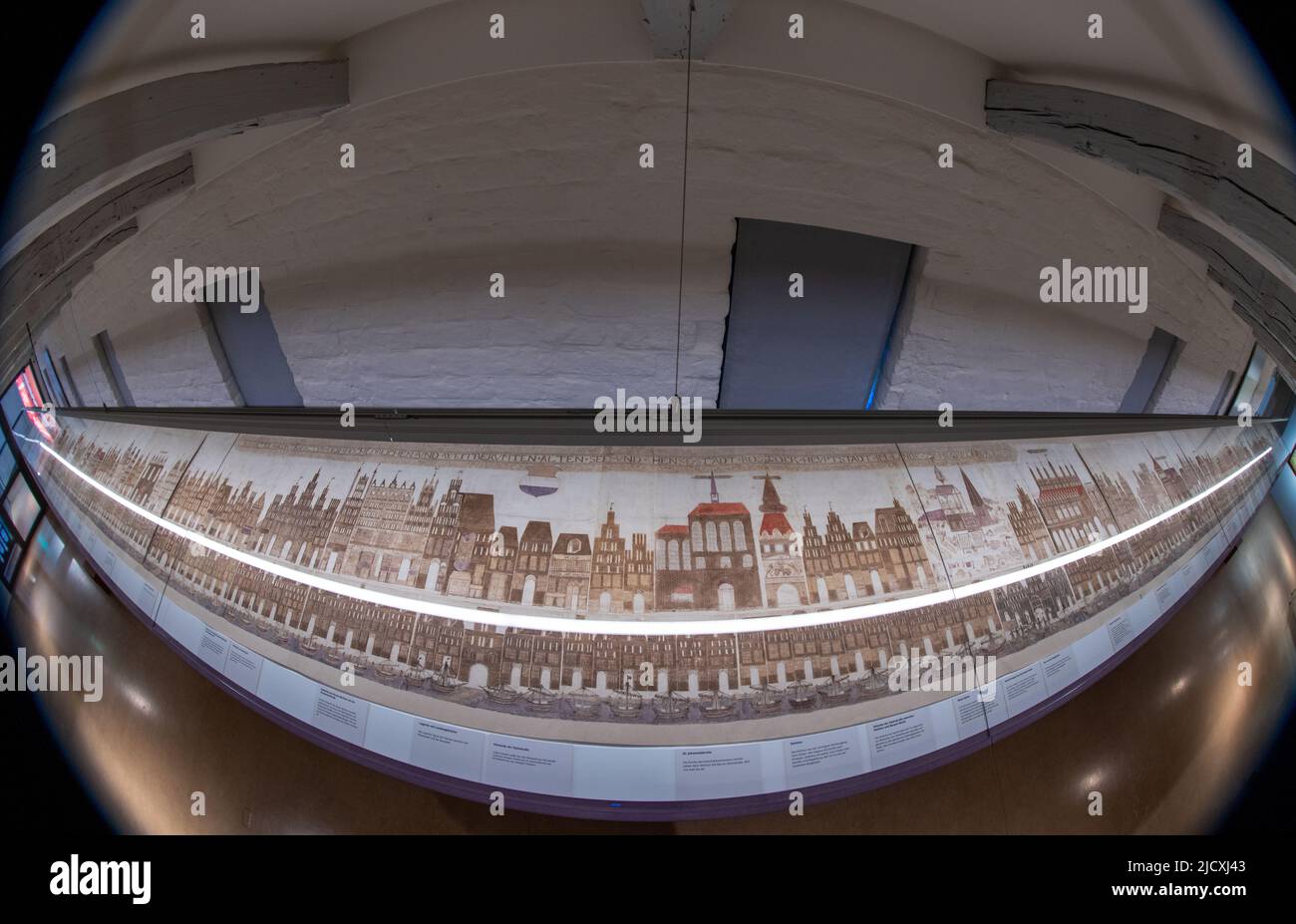 Rostock, Allemagne. 16th juin 2022. Après une restauration complète, le rouleau de 19 mètres de long de Vicke Schorler est à nouveau exposé pour la première fois au Musée d'Histoire culturelle. (Exception faite de l'objectif grand angle extrême) le défilement de plus de 444 ans de l'épicier Rostock et de l'artiste Vicke Schorler est rarement montré. Pour la première fois en douze ans, la vue historique de la ville de 19 mètres sera présentée pendant une semaine. La vue de Rostock est très sensible à la lumière en raison de son âge et est donc rarement présentée. Credit: Jens Büttner/dpa/Alay Live News Banque D'Images