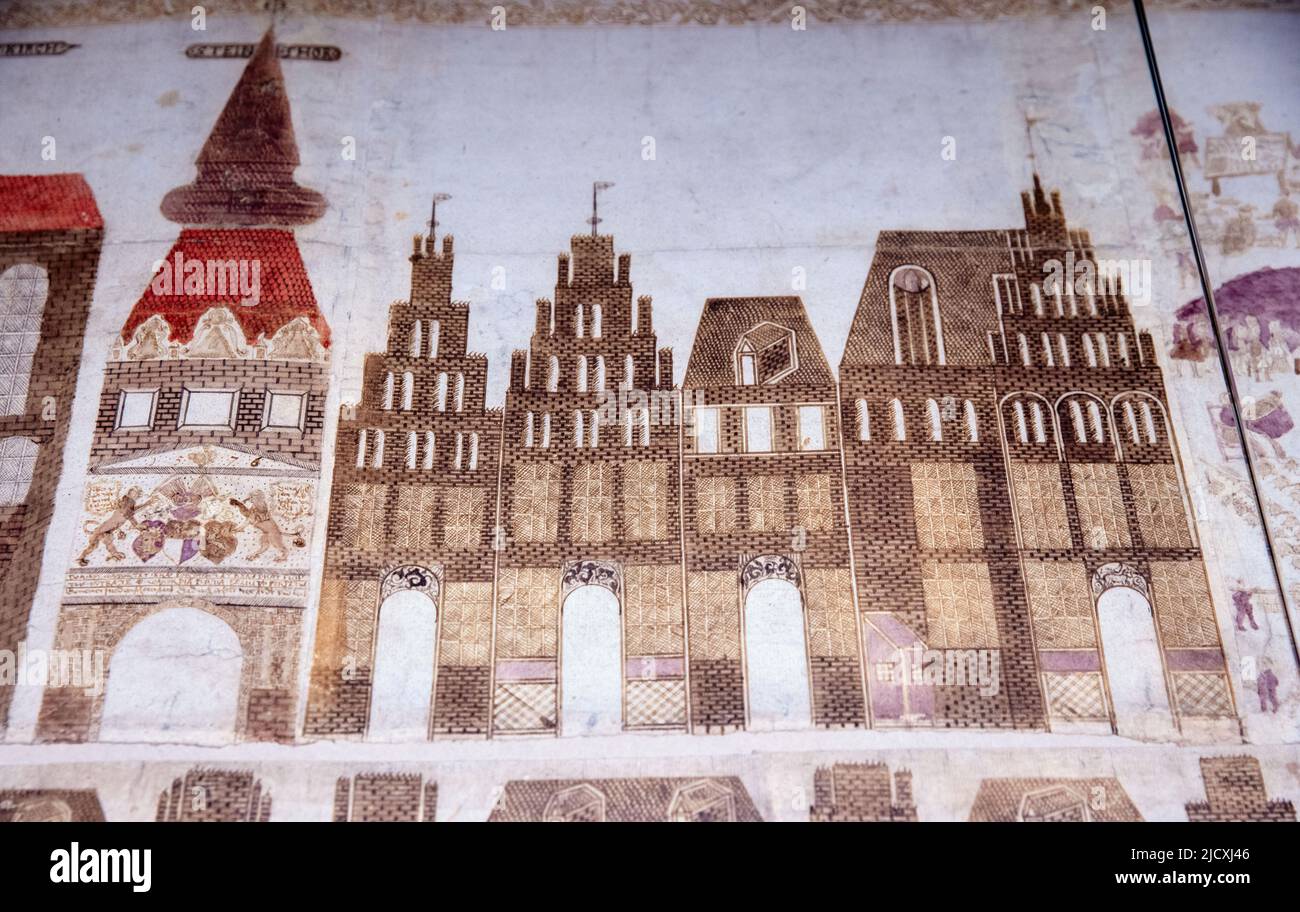 Rostock, Allemagne. 16th juin 2022. Vous pourrez voir les maisons à pignons de Steinstraße sur le chemin de 19 mètres de long de Vicke Schorler dans le Musée d'Histoire culturelle, qui est à nouveau exposé après une restauration complète. Le défilement de l'image de l'épicier et artiste de Rostock, Vicke Schorler, vieux de plus de 444 ans, est rarement montré. Pour la première fois en douze ans, la vue historique de la ville de 19 mètres sera présentée pendant une semaine. La vue de Rostock est très sensible à la lumière en raison de son âge et est donc rarement présentée. Credit: Jens Büttner/dpa/Alay Live News Banque D'Images