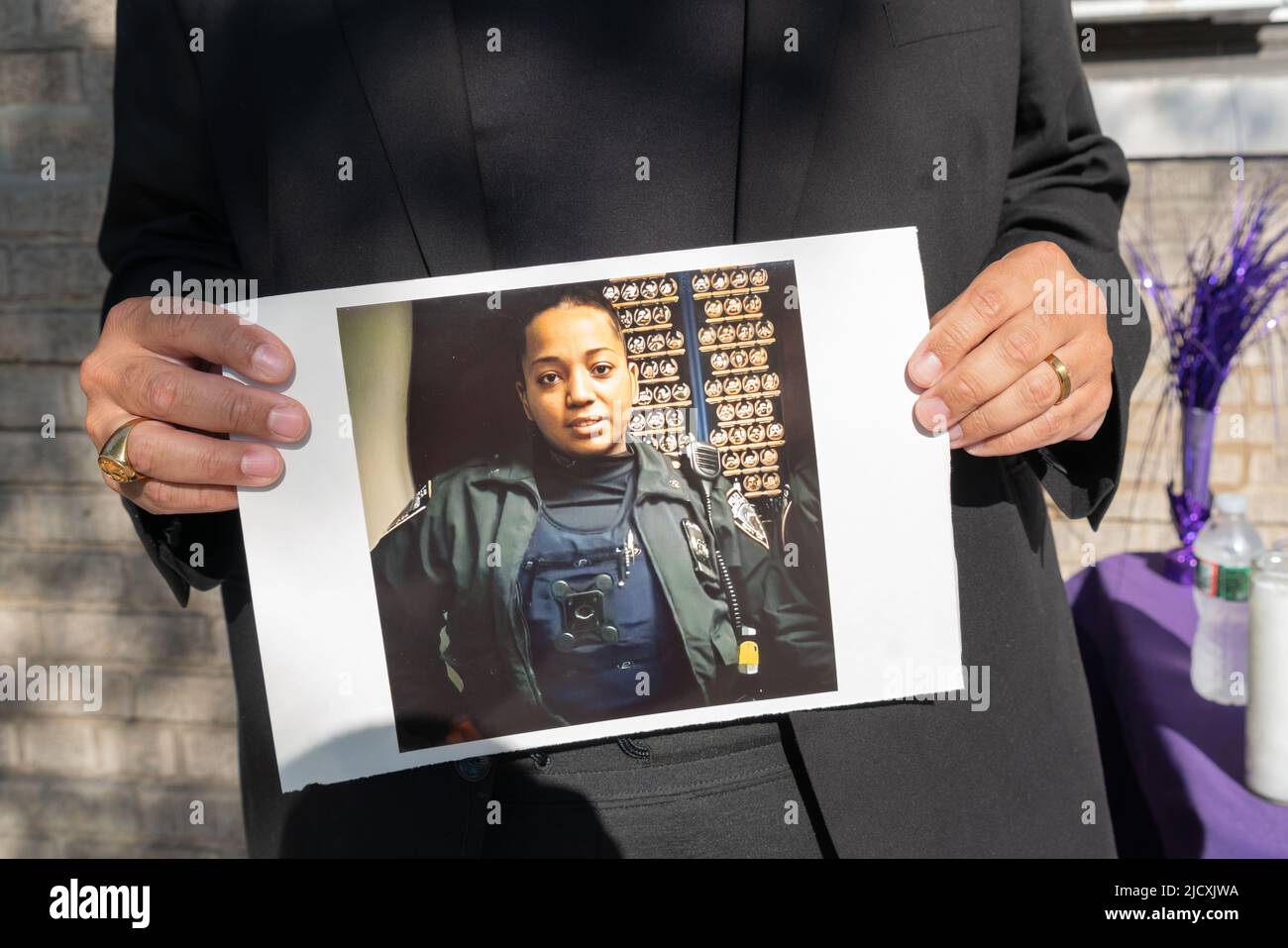 Une veillée aux chandelles a été organisée pour l'officier de police de transit tué Adrianna