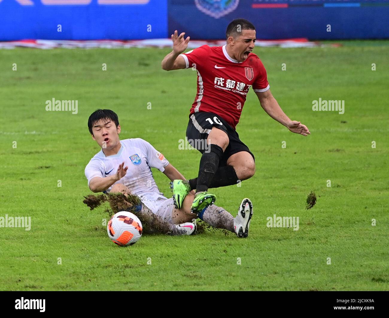 Meizhou, province chinoise de Guangdong. 16th juin 2022. Romulo Jose Pacheco da Silva (R) de Chengdu Rongcheng vies avec Yang Zihao de Tianjin Jinmen Tiger lors d'un match de la Super League (CSL) de l'Association chinoise de football 2022 saisons à Meizhou, dans la province de Guangdong, au sud de la Chine, au 16 juin 2022. Credit: Chen Xinbo/Xinhua/Alay Live News Banque D'Images