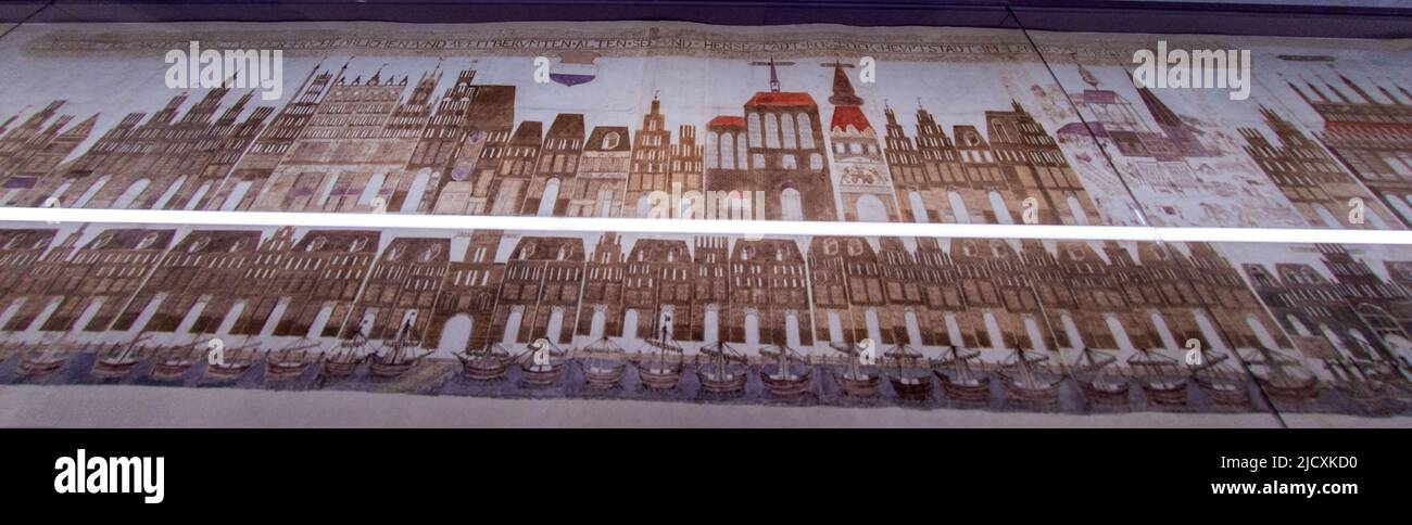 Rostock, Allemagne. 16th juin 2022. Après une restauration complète, le rouleau de 19 mètres de long de Vicke Schorler est à nouveau exposé pour la première fois au Musée d'Histoire culturelle. Le défilement de l'image de l'épicier et artiste de Rostock, Vicke Schorler, vieux de plus de 444 ans, est rarement montré. Pour la première fois en douze ans, la vue historique de la ville de 19 mètres sera présentée pendant une semaine. La vue de Rostock est très sensible à la lumière en raison de son âge et est donc rarement présentée. Credit: Jens Büttner/dpa/Alay Live News Banque D'Images