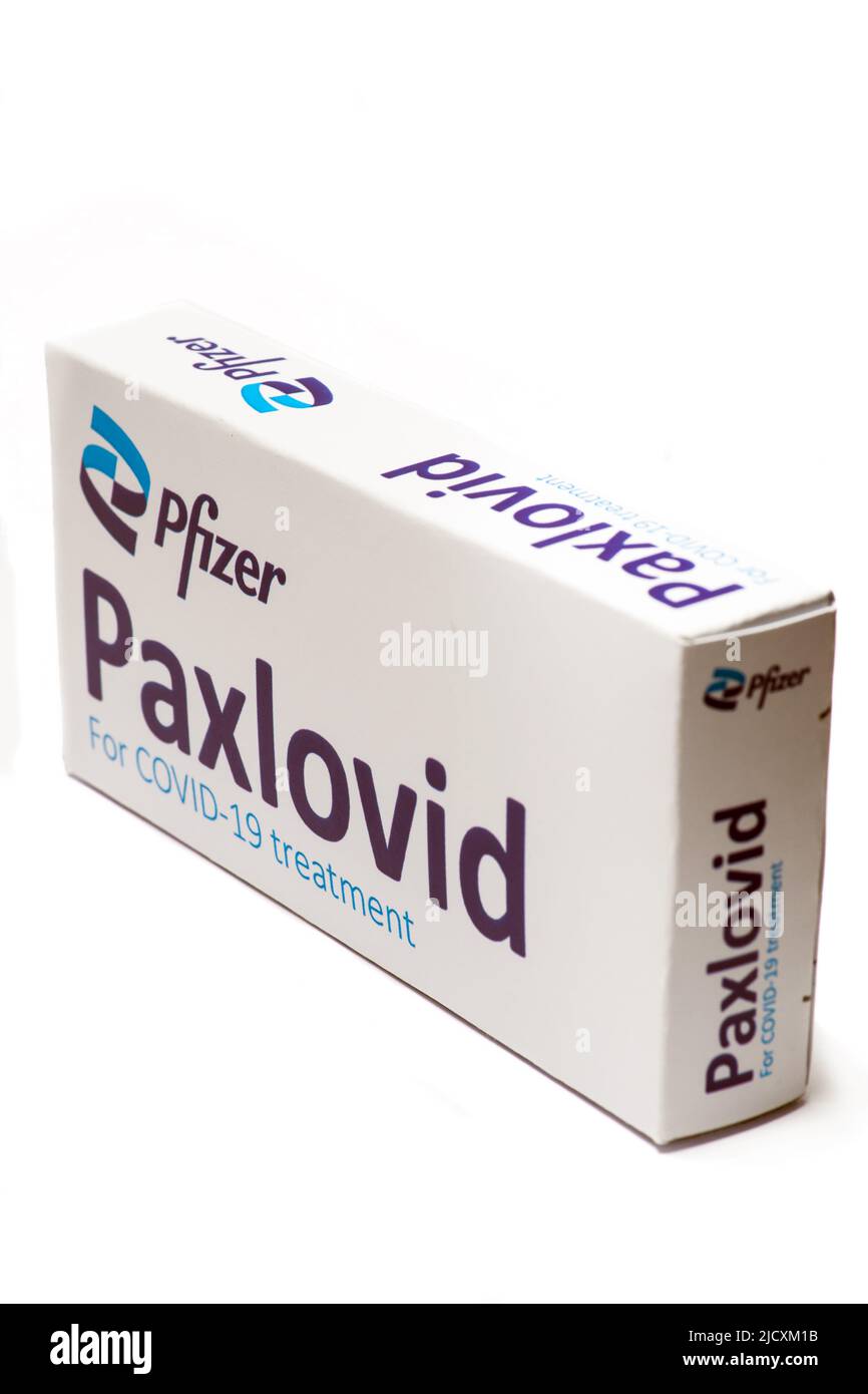 Bucarest, Roumanie - 1 février 2022 : image éditoriale illustrative de la pilule antivirale orale Paxlovid développée par Pfizer. Virus Corona COV Banque D'Images