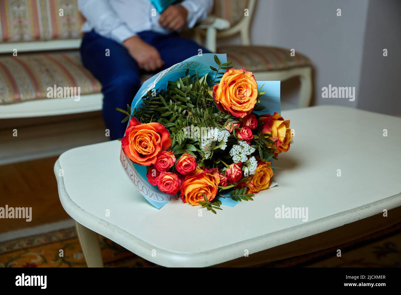 Un bouquet de fleurs se trouve sur la table du bureau d'enregistrement Banque D'Images