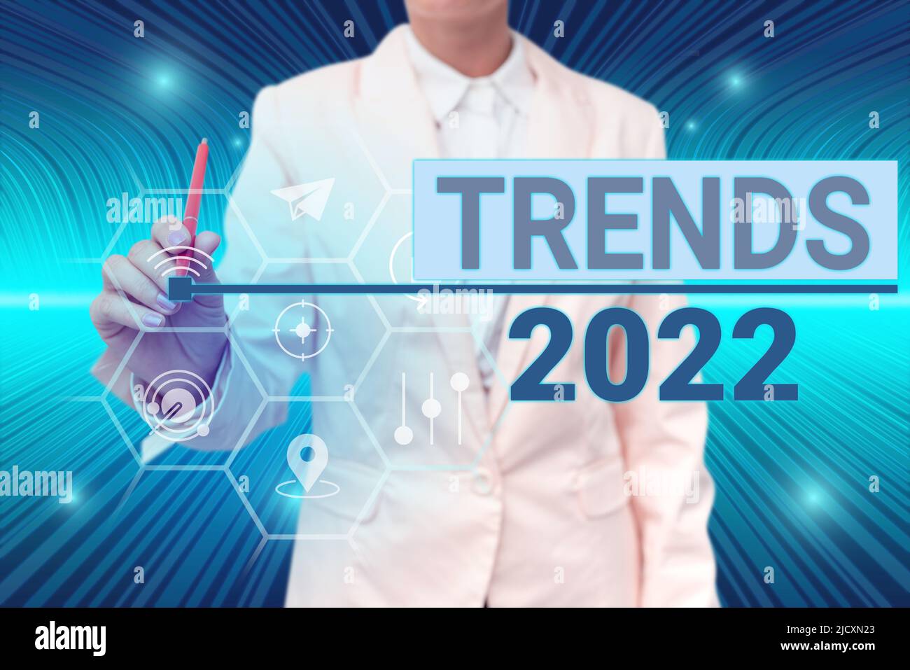 Légende de présentation des tendances 2022. Mot pour l'année à venir tendance dominante largement discuté en ligne Lady en costume tenant stylo symbolisant Banque D'Images