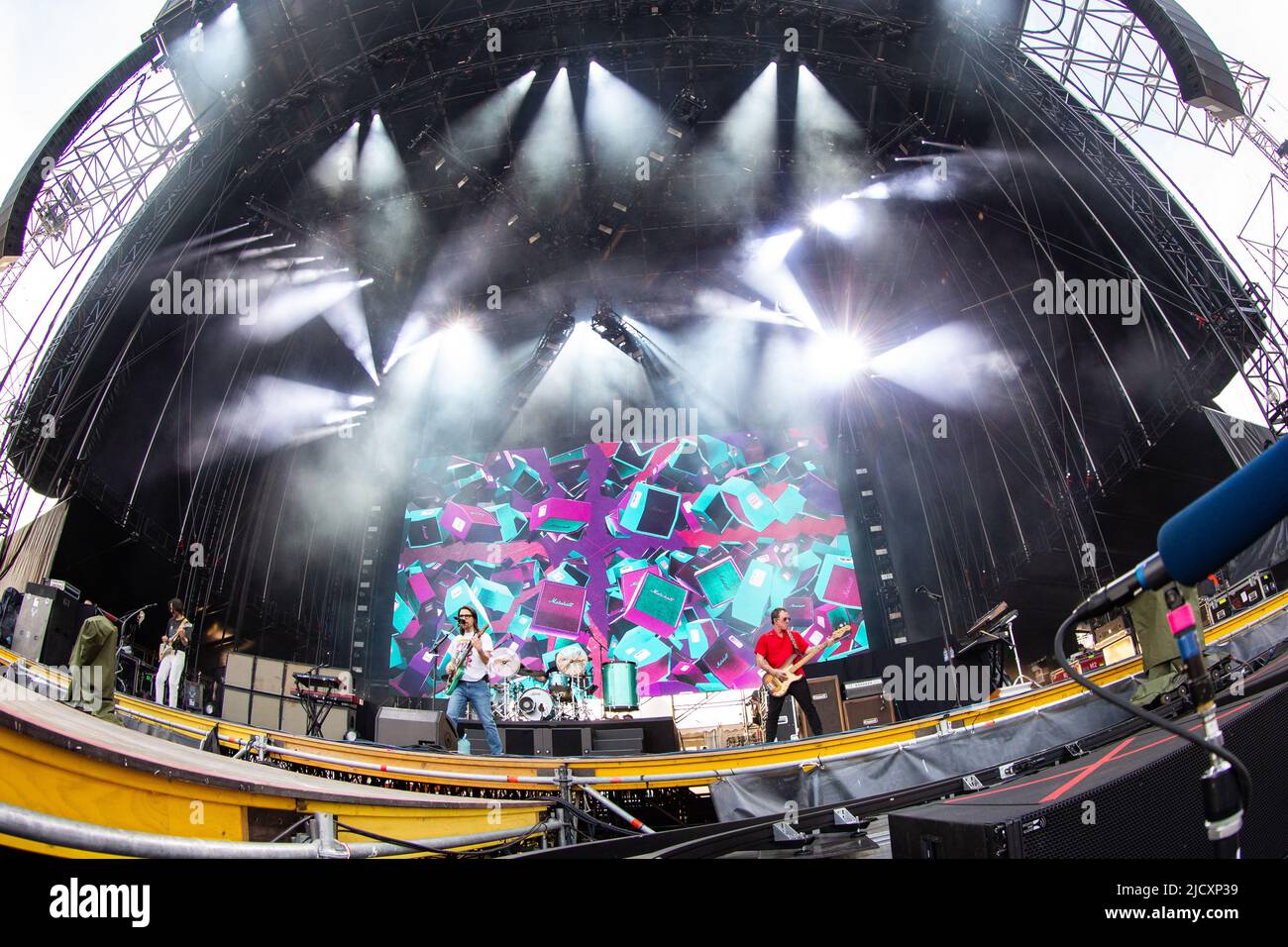 Milan Italie. 15 juin 2022. Le groupe de rock américain WEEZER se produit en direct sur scène à Ippodromo SNAI la Maura pendant le I-Days Festival 2022. Banque D'Images